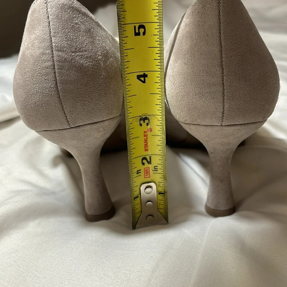 Liz Claiborne Suede Peak Pointed Toe
Spool Heel Pumps - Picture 5 of 7